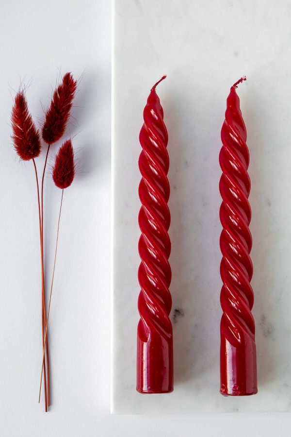 Set of spiral candles in vine red color Mode