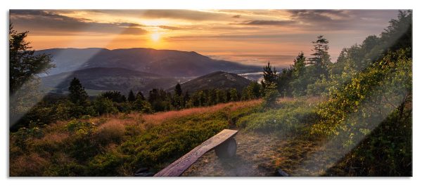 Bank auf Berggipfel bei Sonnenuntergang, Glasbild Panorama Angebot