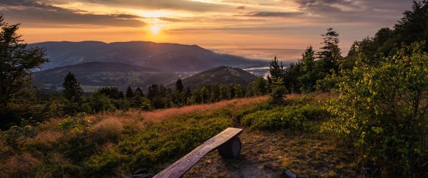 Bank auf Berggipfel bei Sonnenuntergang, Glasbild Panorama Angebot – Bild 5