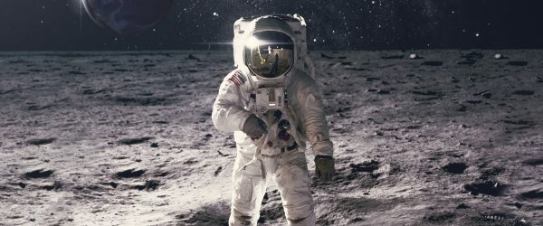 Einsamer Astronaut auf dem Mond, Glasbild Panorama Mode – Bild 5